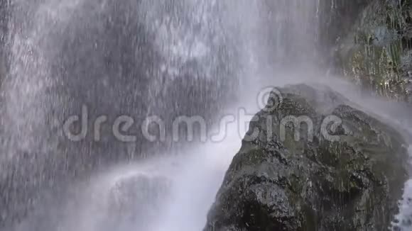 秋天的Makhuntseti瀑布跌水撞击岩石慢动作视频的预览图