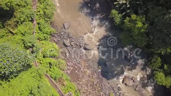 丛林河高空俯视图4K印度尼西亚巴厘视频的预览图