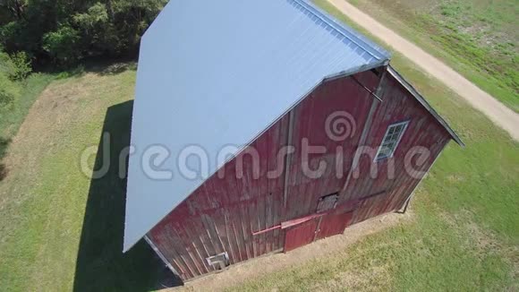 一个旧谷仓在农场的土路旁视频的预览图