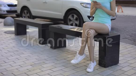漂亮的女士有智能手机能把胖男人赶走坐在长凳上形成对比视频的预览图