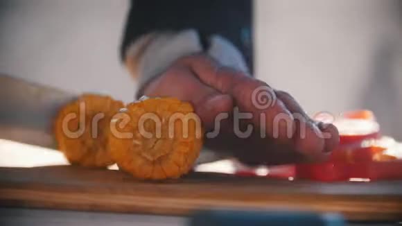 手人用刀特写剪毛背景上美味可口的新鲜蔬菜番茄视频的预览图