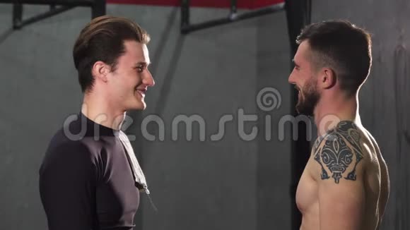 两个快乐的男运动员在体育馆里高舞视频的预览图