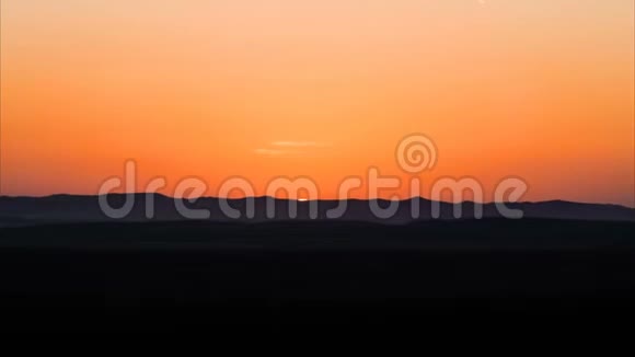 在沙丘或高原的沙漠中日出的时间流逝阿联酋黎明日出日出清晨沙漠视频的预览图
