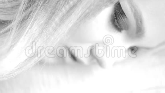 性感金发女郎的肖像黑白视频视频的预览图