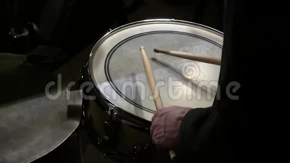 鼓棒打在黑色背景的圈套鼓上视频的预览图