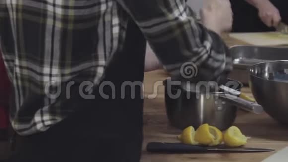 烹饪车间准备柠檬滑球视频的预览图