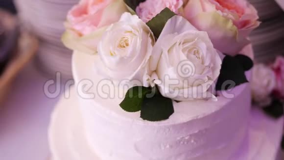 特写雪白奶油三层蛋糕装饰玫瑰花传统婚礼蛋糕婚礼传统视频的预览图