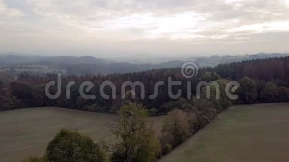高原上的晨秋景观视频的预览图