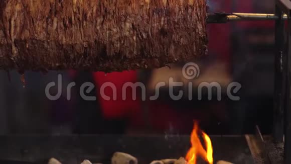 香辣腌制的烤串煮过煤视频的预览图