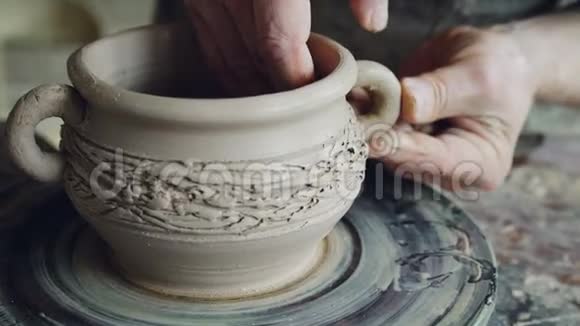 泥男陶器的特写镜头陶瓷碗的手整形和固定耳朵尼布尔工匠正在制造粘土视频的预览图