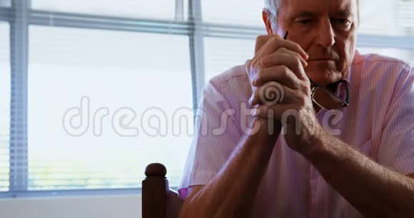 积极的高加索老人在疗养院放松的正面景色视频的预览图