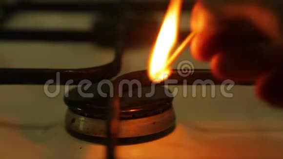 男性手用火柴点燃煤气火炬视频的预览图