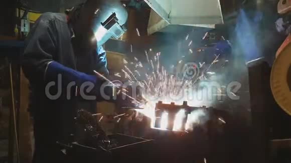 两名员工焊接汽车零件视频的预览图
