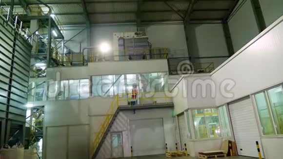 内部有现代化工厂工业大型机库仓库厂房大型钢结构管道视频的预览图