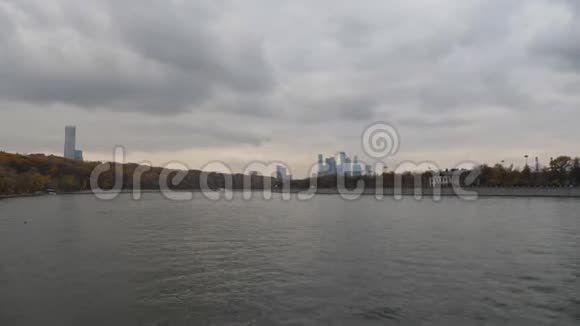 从河上可以看到莫斯科的城市景色深秋在首都秋天可航行的步行河塔式建筑起重机视频的预览图