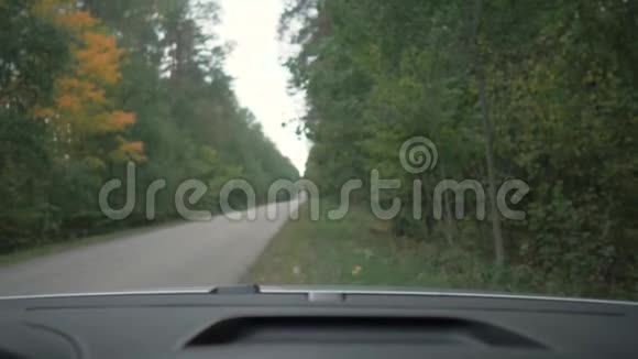 女孩打开了一辆汽车的引擎盖女孩的车在路上抛锚了从车内看风景视频的预览图