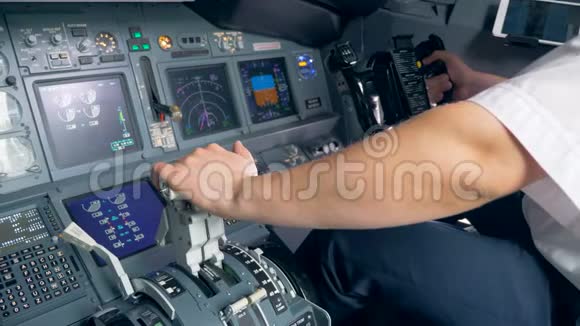 一个飞行员开关一个杠杆和舵关闭视频的预览图
