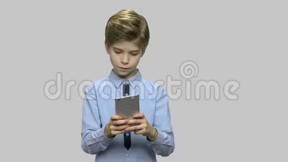 小男孩在智能手机上上网视频的预览图