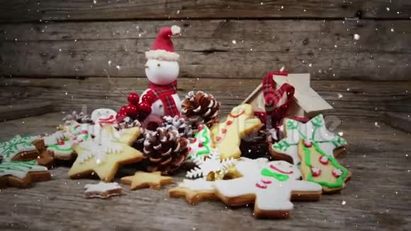 带有姜饼干和圣诞老人玩偶的书桌上降雪的视频构图视频的预览图