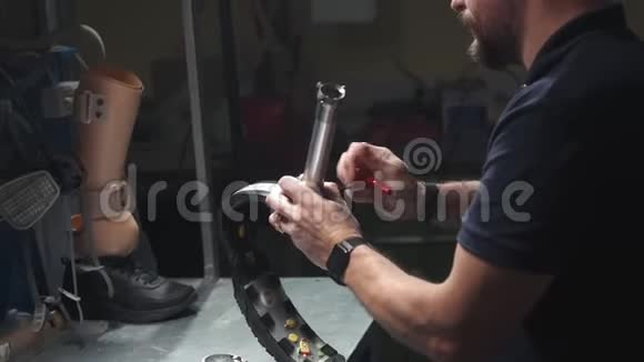 生产假肢一个人创造了一部分腿一位工程师正在测试一个视频的预览图