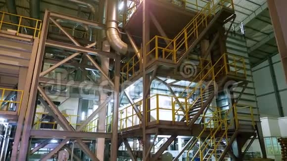 内部有现代化工厂工业大型机库仓库厂房大型钢结构管道视频的预览图