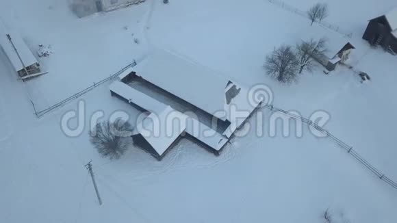 木制格拉日达屋典型的加利西亚类型的宅基地在冬季乌克兰视频的预览图