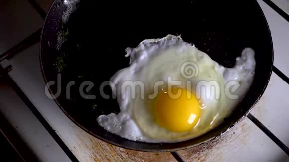 食物顶景厨房早餐热鸡蛋烹饪休息关门慢动作视频的预览图