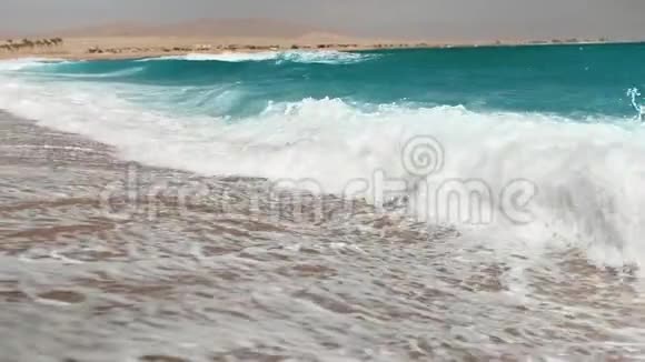慢动作4k视频在海滩上打破大海捞针视频的预览图