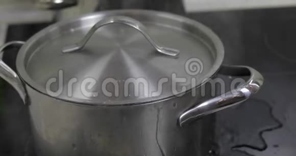 锅中的沸水厨房里盖着盖子视频的预览图
