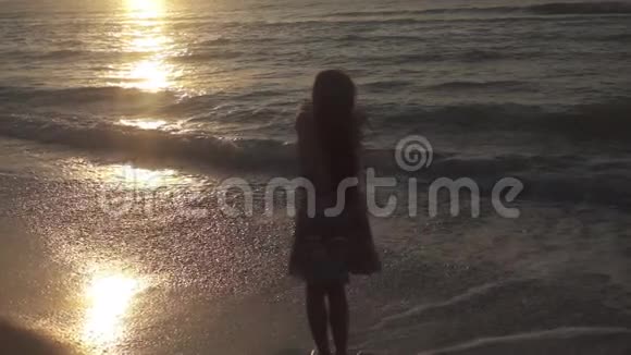 一个女人在大海的背景下在风中长出头发视频的预览图