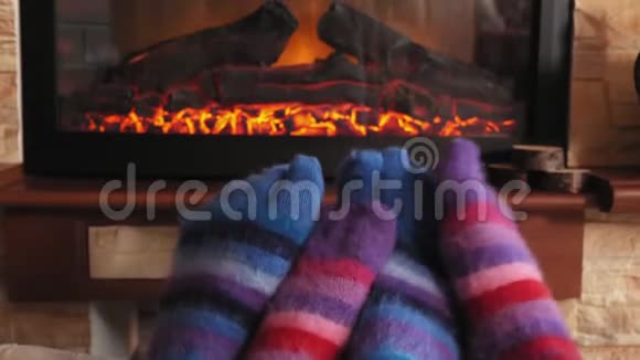 家里壁炉旁几英尺温暖视频的预览图
