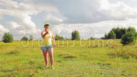 一个在空地上打羽毛球的女人发球和击球视频的预览图