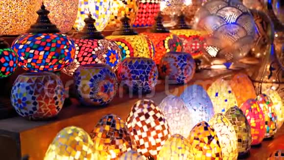市场上彩色玻璃的传统彩色手工制作亚洲彩灯视频的预览图