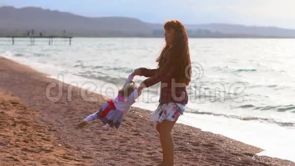 母亲和女儿在海边视频的预览图