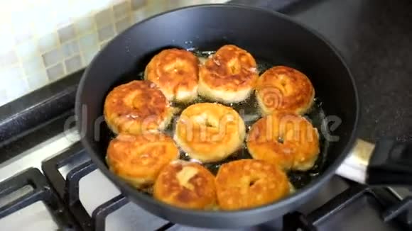 把油炸圈饼放在锅里视频的预览图