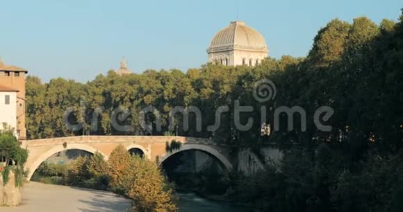 意大利罗马在圣乔瓦尼卡里比塔教堂附近的帕斯非菲尤斯桥上行走视频的预览图