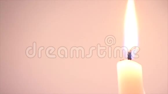 一支蜡烛燃烧视频的预览图