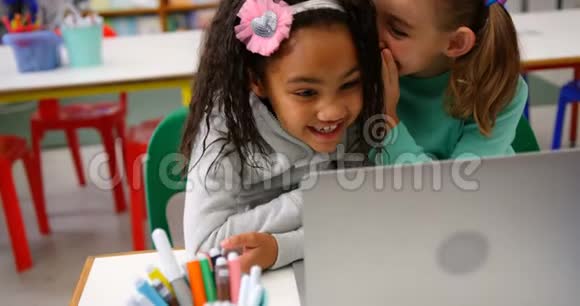 4k教室笔记本电脑混合种族女生的正面景色视频的预览图