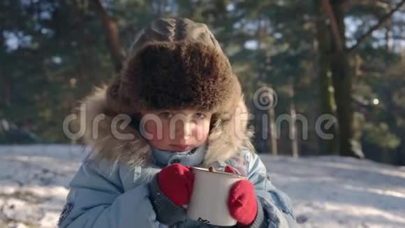 5岁男孩在冬林喝热茶视频的预览图