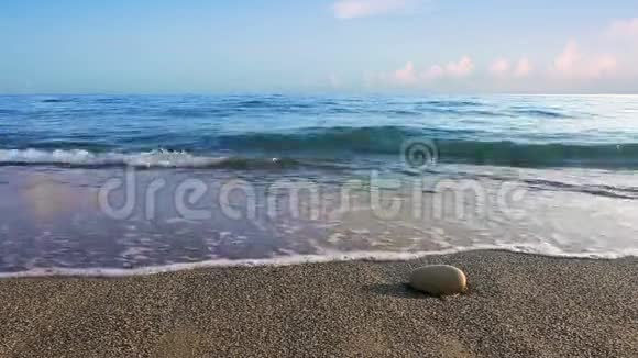 沙滩上的灰色石头暑期旅游背景视频的预览图