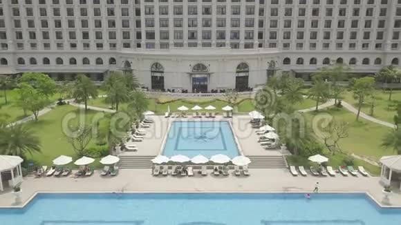 旅游度假酒店和大型游泳池从飞行无人机海滩景观鸟瞰豪华度假酒店和视频的预览图