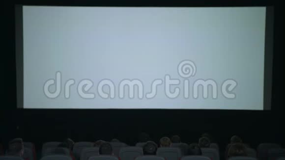 电影院里的白色大屏幕在电影院开始拍电影电影院放映观众视频的预览图