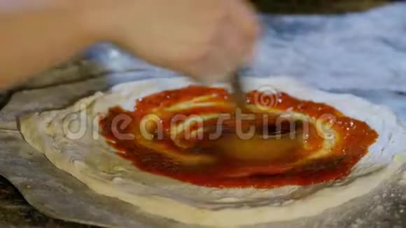 厨师的特写手涂在面团上4K视频视频的预览图