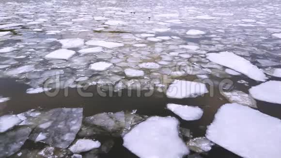 冰冻冰河春天的时候冰在河上漂浮视频的预览图