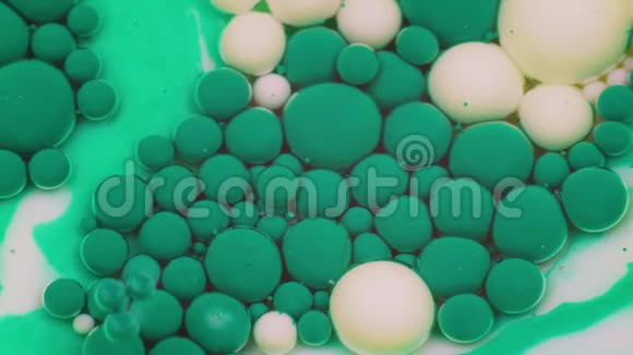 令人惊叹的绿色和白色油漆气泡在油表面油漆视频的预览图