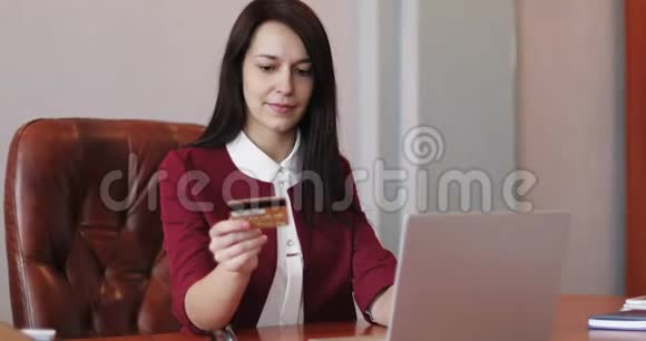 商务女性在线支付信用卡视频的预览图