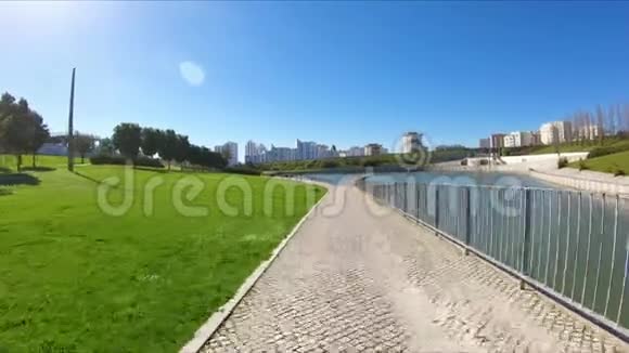 里斯本淡水河谷格兰德城市公园的花园和湖泊视频的预览图