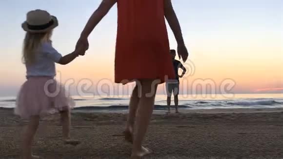 快乐的家庭在海滩上玩得开心视频的预览图