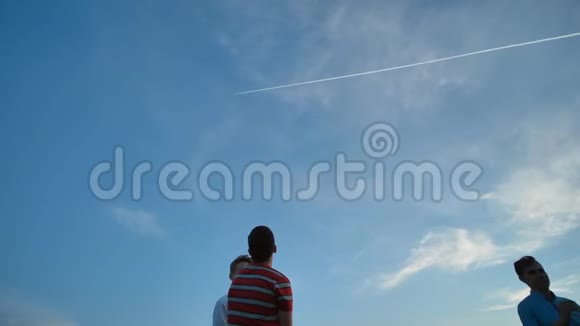年轻人和一个女孩正向天空中的飞机挥手视频的预览图