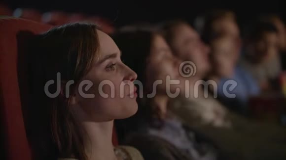 漂亮的女孩看戏剧表演女人在剧院鼓掌视频的预览图